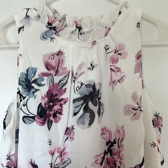 NWOT White floral no sleeve blouse! - Picture 2 of 3